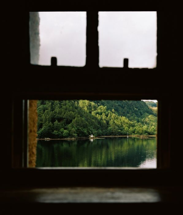 Blick auf dem Fenster auf einen See